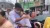 ইয়াঙ্গুনের ইনসেইন কারাগার থেকে মুক্তিপ্রাপ্তরা একটি বাস থেকে নামছেন। ৩ মে ২০২৩। 