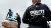 Oficiales de policía inspeccionan la estatua de La Sirenita, cubierta de pintura en lo que las autoridades locales dicen que es un acto de vandalismo, en Copenhague, Dinamarca, (Archivo)