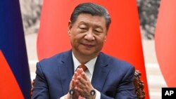中国网信办日前推出一款号称通过习近平思想理论检验的AI聊天机器人，称其智能问答功能保证生成内容的权威、准确。分析指出，这一模型目前虽然只是一款内部宣传和学习工具，但一旦推广可能成为AI时代中国舆论的框架标准；让AI机器人以自然的语言重复陈腔滥调更是反映出中国目前言论环境的荒谬。
