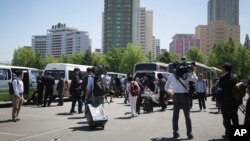 북한 7치 노동당 대회 취재를 위해 평양을 방문한 외신 기자들이 지난 8일 행사 일정 변경을 통보받은 후 변경된 일정에 대한 정보를 기다리고 있다. (자료사진)