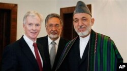 افغان صدر حامد کرزئی اور امریکی سفیر ریان کروکر
