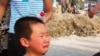 D301次动车司机潘一恒儿子在事故现场哭喊“爸爸，和我回家。”