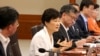 박근혜 한국 대통령(왼쪽 2번째)이 4일 청와대에서 열린 국무회의에서 발언하고 있다. 