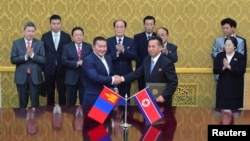 지난해 10월 평양을 방문한 몽골 대표단이 북한과 협력관계 교류계획에 합의했다. 차이야 엘벡도르지 몽골 대통령(왼쪽 세번째)과 김영남 북한 최고 인민회의 상임위원장(왼쪽 네번째)이 뒷 줄에 있다. (자료사진)