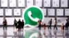 En esta ilustración, tomada el 12 de abril de 2020, un logotipo de Whatsapp impreso en 3D aparece entre pequeñas figuras de personas de juguete frente a un teclado.