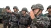 이순진 한국 합참의장(가운데)이 지난 7일 경기도 여주 남한강 육군30기계화보병사단 쌍방 기동훈련에 참석해 훈련 상황을 점검하고 있다. 