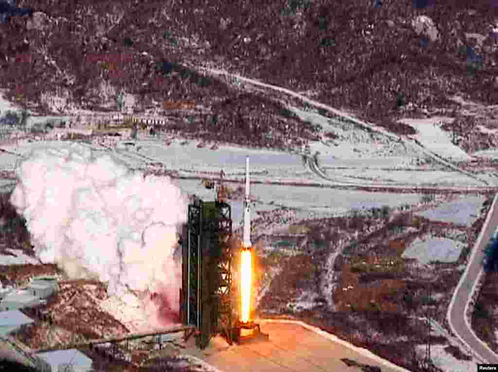 A video grab from KCNA shows the Unha-3 (Milky Way 3) rocket launching at North Korea&#39;s West Sea Satellite Launch Site, at the satellite control center in Cholsan county, North Pyongang province December 12, 2012.