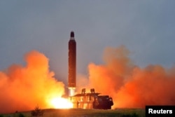 지난해 6월 북한 관영 조선중앙통신이 '중장거리 전략탄도로케트 화성-10'(무수단 미사일)의 시험발사 사진을 공개했다.