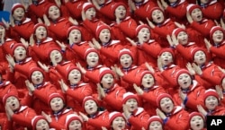 평창동계올림픽 북한 응원단이 15일 피겨 스케이팅 경기에 앞서 응원을 펼치고 있다.