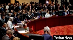 라오스 비엔티안에서 8일 열린 동아시아정상회의에서 각국 정상들이 회의를 준비하고 있다.
