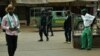 Des policiers en alerte à Bamenda, dans le Nord-Ouest du. Cameroun, le 22 février 2018.
AFP / Reinnier Kaze