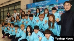 파이팅 외치는 여자 축구 대표팀<YONHAP NO-4827>