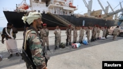 Beberapa tentara pasukan Houthi Yaman tampak mundur dari pelabuhan Saleef, di Provinsi Hodeida, Yaman, 11 Mei 2019. 