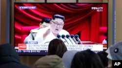 지난 1일 한국 서울역에 설치된 TV에서 북한 관련 뉴스가 나오고 있다.