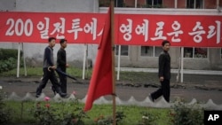 지난해 6월 북한 원산에 '200일 전투' 속도전 관련 구호가 걸려있다. (자료사진)