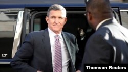 El ex asesor de seguridad nacional Flynn llega para una audiencia de sentencia en el Tribunal de Distrito de Estados Unidos en Washington D.C.