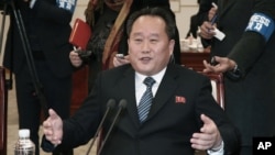 9일 판문점 '평화의 집'에서 열린 남북고위급회담에서 북측 단장인 리선권 조국평화통일위원회 위원장이 기자들에게 북한의 입장을 밝히고 있다.