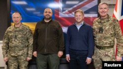 Головнокомандувач ЗСУ генерал Олександр Сирський, міністр оборони України Рустем Умеров, міністр оборони Великої Британії Грант Шаппс і начальник штабу оборони Великої Британії Тоні Радакін в Києві, 7 березня 2024. Фото: Пресслужба Міністерства оборони України через REUTERS