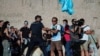 Personas participan en una protesta contra el uso de máscaras protectoras durante la pandemia de la enfermedad por coronavirus (COVID-19), en Madrid, España, 16 de agosto de 2020.
