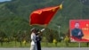 资料照：仪仗队为大阅兵在中国国家主席习近平的画像前进行演习操练 （2015年8月22日）
