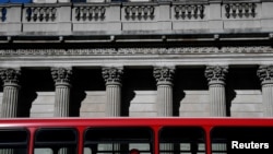 ARCHIVO - Un autobús pasa frente a la sede del Banco de Inglaterra en Londres, el 23 de marzo de 2020.