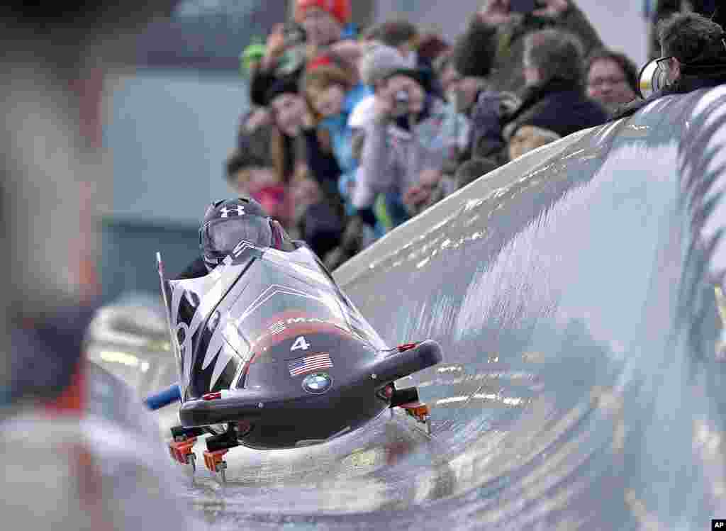 Steven Holcomb (depan), dan Steven Langton dari AS meluncur turun bersama "bob", kendaraan luncur mereka, dalam kejuaraan dunia bobsled dua penumpang di Winterberg, Jerman.