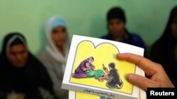 Seorang penyuluh menerangkan bahaya mutilasi alat kelamin bagi perempuan (foto: ilustrasi).