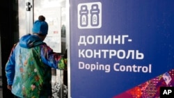 Pusat "Pengawasan Doping" (tulisan dalam bahasa Rusia) di lokasi Olimpiade Musim Dingin Sochi 2014 di Krasnaya Polyana, Rusia. 21 Februari 2014. (Foto: dok). Badan Anti-Doping Dunia (WADA) memutuskan untuk memulihkan status Badan Anti-Doping Rusia dengan sejumlah persyaratan ketat.