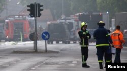 Пожарные машины выстраиваются в очередь после того, как заводе компании Diehl вспыхнул пожар, 3 мая 2024 года.