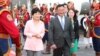 박근혜 한국 대통령이 아시아·유럽 정상회의(ASEM)에 참석 차 14일 밤 몽골 울란바토르 칭기즈칸 국제공항에 도착, 환영인사와 함께 밖으로 이동하고 있다.
