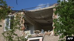 Житловий будинок після ракетного обстрілу в Дніпрі. У результаті російських ударів по Україні 19 квітня 2024 року загинули щонайменше вісім людей, у тому числі двоє дітей. (Фото Анатолія Степанова / AFP)