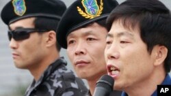 지난 2014년 9월 한국의 탈북자 단체 자유북한운동연합의 박상학 대표(오른쪽)가 대북전단 살포에 앞서 발언하고 있다. (자료사진)