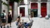 Una pareja conversa en la sección exterior de un bar en Madrid, España, el 28 de julio de 2020.