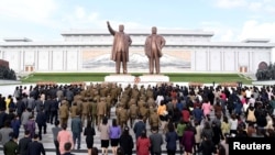 지난해 4월 북한 인민군 창건 85주년을 맞아 평양 만수대 언덕에 있는 김일성·김정일 부자 동상에 인민군 장병들과 각 계층 근로자·학생들이 꽃바구니를 바치고 있다.