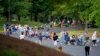 Personas hacen fila frente a un Centro de Carreras de Kentucky con la esperanza de encontrar ayuda con su reclamo de desempleo en Frankfort, Kentucky, el 18 de junio de 2020.