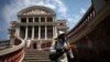 Trabajadores sanitarios desinfectan los exteriores del teatro Amazonas en el estado brasileño del mismo nombre. Brasil es el líder en la región en muertes por coronavirus. Agosto 2 de 2020.