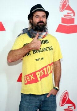 Pau Dones de Jarabe De Palo llega a la ceremonia de Latin Recording Academy's Person of the Year 2011 en honor de Shakira en el Mandalay Bay Resort en Las Vegas, Nevada, el 9 de noviembre de 2011. REUTERS/Steve Marcus.