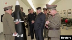 Udhëheqësi koreanoverior Kim Jong Un duke inspektuar mbushje bërthamore