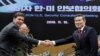 마크 에스퍼 미국 국방장관과 정경두 한국 국방장관이 지난달 서울에서 열린 제51차 안보협의회(SCM) 고위회담에 앞서 악수하고 있다.