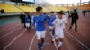 29일 한국 강원도 춘천시에서 열린 제5회 아리스포츠 국제유소년 축구대회 개막전이 끝난 후 남북한 선수가 손을 잡고 뛰고 있다. 