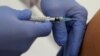 El profesor Gottfried Kremsner inyecta una vacuna contra la enfermedad por coronavirus (COVID-19) de la compañía alemana de biotecnología CureVac