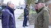 Президент России Владимир Путин слушает генерал-полковника Олега Макаревича, командующего группой войск «Днепр», во время его визита в штаб группы армий «Днепр» в Херсонской области, 18 апреля 2023 года.