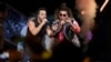 Los cantante Daddy Yankee (derecha) y Luis Fonsi actuando en la ceremonia de los Latin Billboard Awards, en 2017 en Coral Gables, Florida, EE.UU.