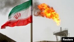 Bendera Iran berkibar di ladang minyak Soroush di Teluk Persia, Iran, 25 Juli 2005. (Foto: dok).