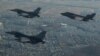 지난해 12월 주한미군 군산기지에 배치된 F-16 전투기들와 유타주 힐 공군기지에서 전개한 F-35A 전투기가 군산 상공을 함께 비행하고 있다. (자료사진)
