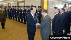 지난 22일 김영남 북한 최고인민회의 상임위원장이 2018 러시아 월드컵 대회 개막식에 참가하고 귀국한 사진을 북한 관영 '로동신문'이 공개했다. 