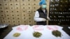 资料照片：北京博爱堂中医院出售的黃芪、 青蒿和艾草等中药材。(2020年3月13日)