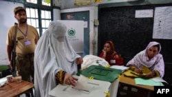 الېکشن کمېشن په خبر پاڼه کې ويلي الېکشن کمېشن د زیارت، پنجشنبې، په ورځ‌ نویو حلقه بنديانو د کار جايزه واخسته، او پرېکړه وشوه چې د حلقه بنديانو ابتدايي فهرست به په  27م  سمبر عام کړی شي