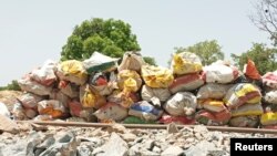 ফাইল - দক্ষিণ বুরকিনা ফাসোর ড্যানোর কাছে একটি খনির জায়গায় আকরিক প্রক্রিয়াকরণ এবং সোনা তোলার আগে স্বর্ণ বহনকারী আকরিক ভর্তি ব্যাগগুলি দেখা যাচ্ছে। ৫ মে ২০২০। 