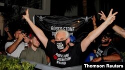 ARCHIVO - Roger Stone reacciona después que el presidente Donald Trump le commutó la sentencia de prisión en Fort Lauderdale, Florida.